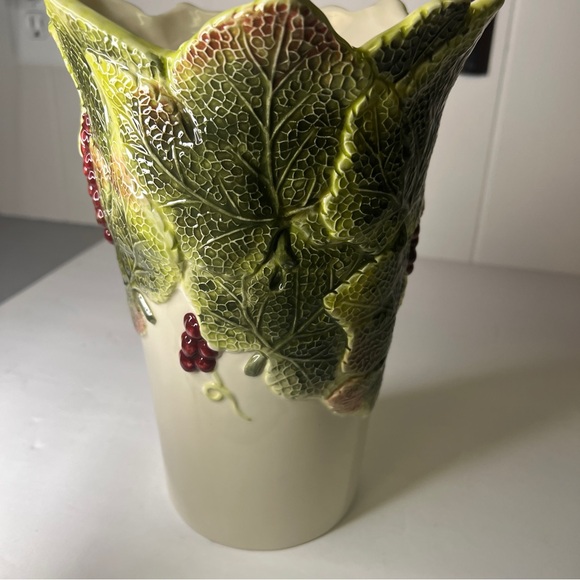 VTG 10" LEAVES & BERRIES Ceramic Better Homes & Gardens LARGE VASE Scalloped Top - Picture 4 of 13